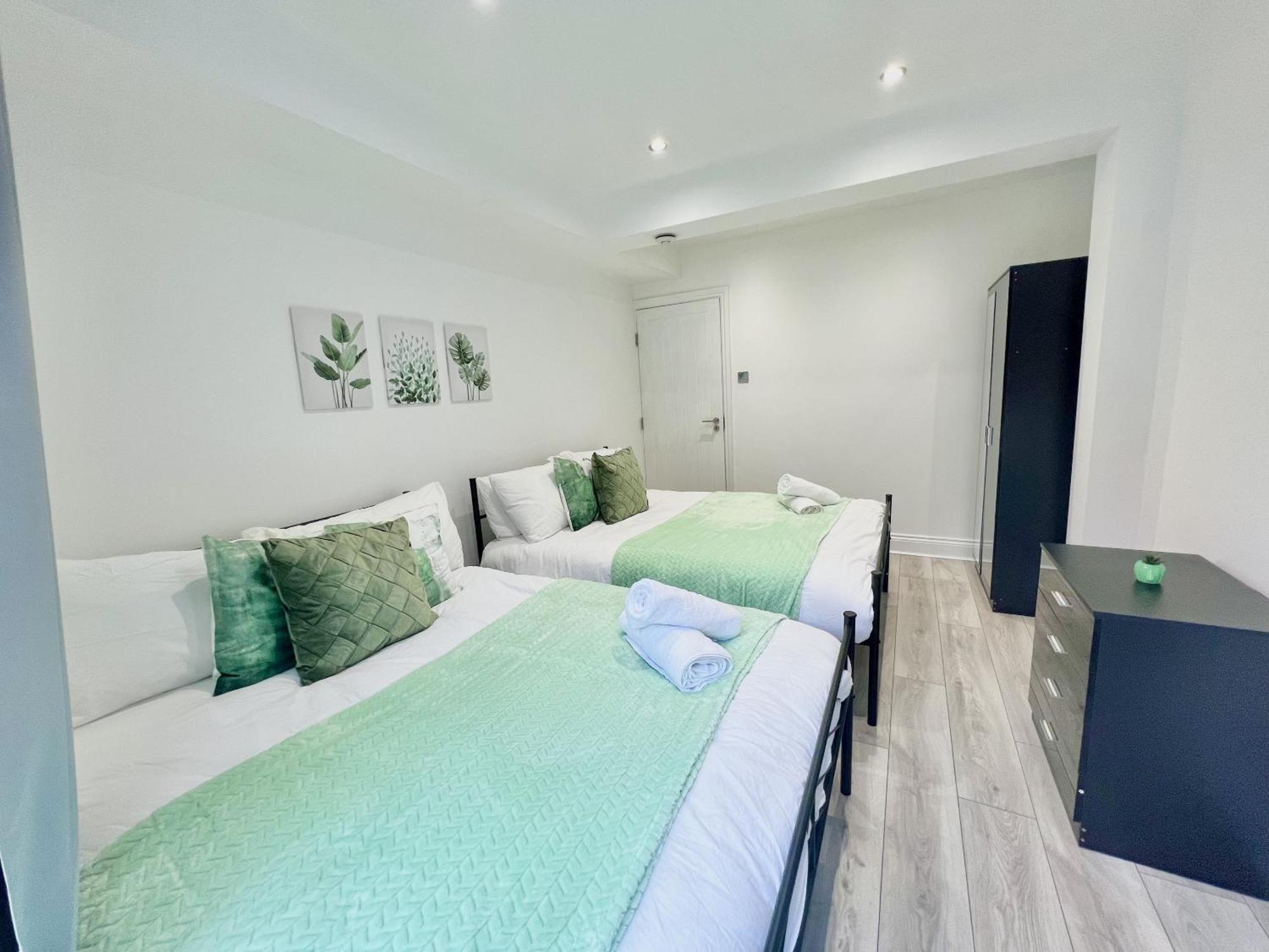 Charming 3-Bed Flat In Shepherds Bush - Sleeps 9 Лондон Екстер'єр фото